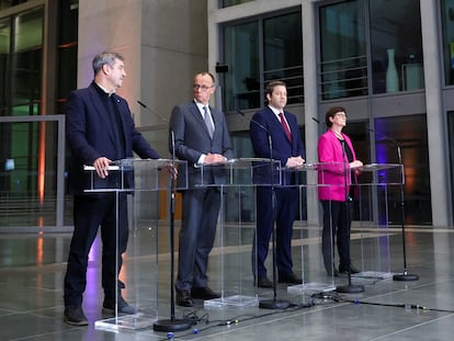 El líder de la CSU bávara,  Markus Soeder, habla junto al próximo canciller, Friedrich Merz y a los colíderes del SPD, Saskia Esken y Lars Klingbeil, ayer en Berlín